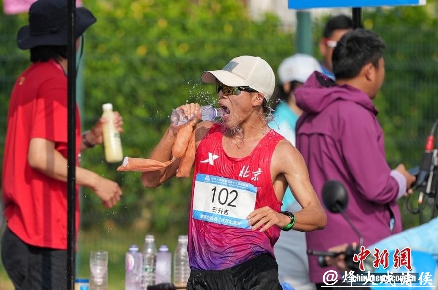 杨家玉搭档石升吉收获马拉松竞走混合接力冠军